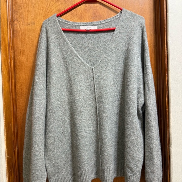 LOFT Sweaters - LOFT Heather Gray V-Neck Sweater